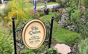 The Queen, A Victorian Bed & Breakfast